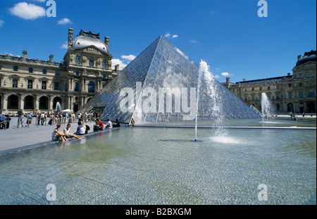 22 mètres de haut, pyramide de verre à l'entrée principale du Louvre, Paris, France, Europe Banque D'Images