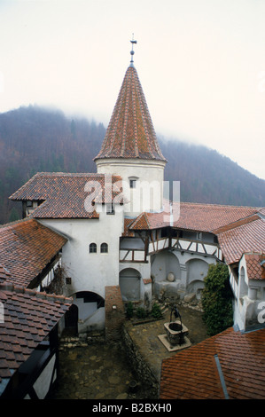 Le célèbre château de Dracula dans le brouillard, Bran, le château de Bran, Transylvanie, Roumanie, Europe Banque D'Images