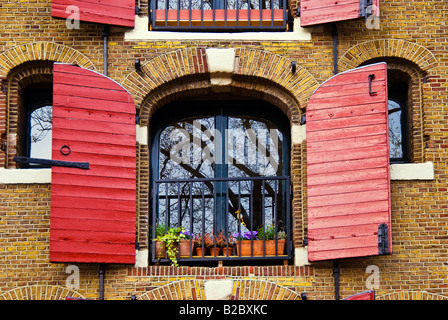 Fenêtre avec volets rouges sur Brouwersgracht, Amsterdam, Pays-Bas, Europe Banque D'Images