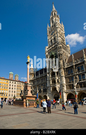 Marienplatz avec nouvelle mairie, Mariensaeule Liebfrauendom et cathédrale, Munich, Haute-Bavière, Allemagne, Europe Banque D'Images