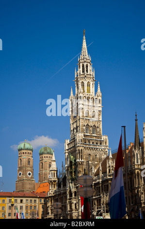 Marienplatz avec nouvelle mairie, Mariensaeule Liebfrauendom, Cathédrale, Munich, Haute-Bavière, Allemagne, Europe Banque D'Images