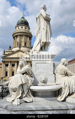 Schiller monument situé en face la cathédrale française sur Gendarmenmarkt, Berlin, Germany, Europe Banque D'Images