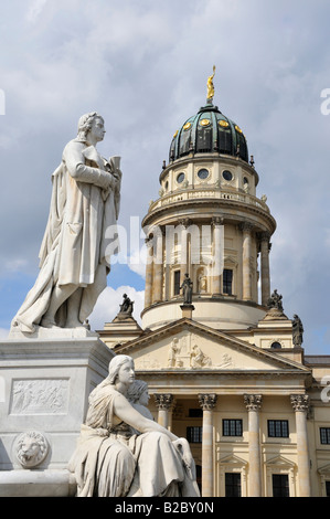 Schiller Monument situé en face la cathédrale française sur Gendarmenmarkt, Berlin, Germany, Europe Banque D'Images