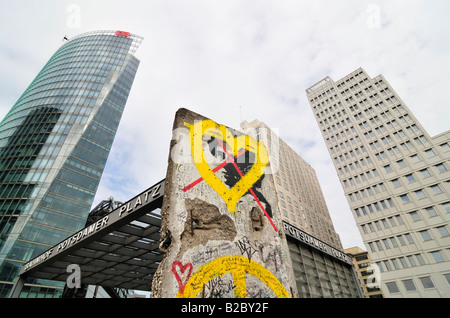 Reste du mur de Berlin à la Potsdamer Platz, Potsdamer Platz, BahnTower sur la gauche, Beisheim Center sur la droite, Berlin Banque D'Images