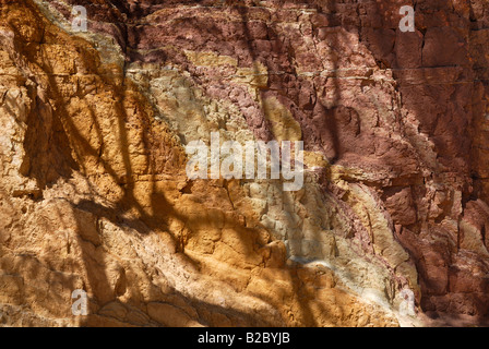 Soft Rock mur dans l'ocre des puits, source d'Aborigènes les pigments, colorants naturels, West Macdonnell Ranges Banque D'Images