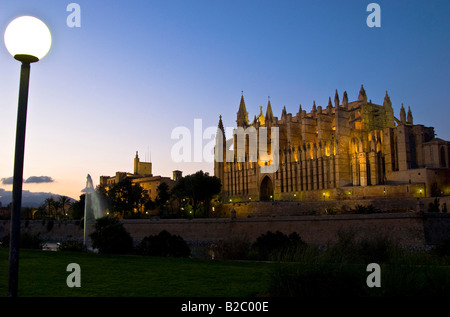 Sa cathédrale Seu au crépuscule, Palma de Mallorca, Majorque, Îles Baléares, Espagne, Europe Banque D'Images