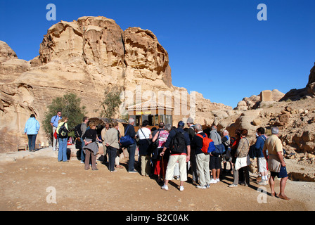 Les touristes devant le Centre d'accueil à l'entrée du Siq, gorge, l'entrée de l'ancienne ville de rock nabatéenne Banque D'Images