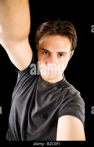Jeune homme self portrait Grand angle de visualisation sur noir Banque D'Images