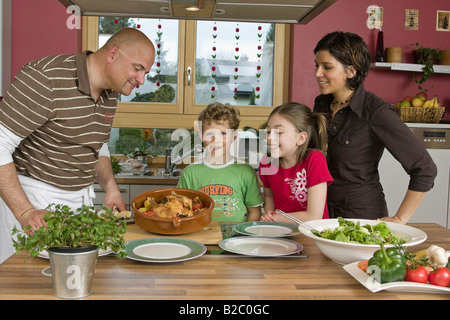 Les parents et les enfants Ensemble de cuisine Banque D'Images