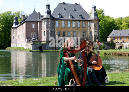 Deux musiciens en costume médiéval jouer une harpe celtique et un luth au cours de l'Renaissancefest ou Renaissance Festival à la mo Banque D'Images