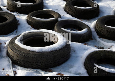 Vieux pneus, couvertes de neige Banque D'Images