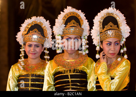 Une danse danseurs balinais sur l'île de Lombok, Indonésie, Îles de la sonde Lesser Banque D'Images