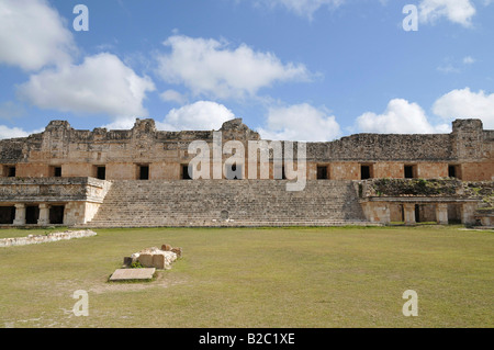 L'antiq palace Quadrangle, côté nord, site d'excavation de Maya, Uxmal, Yucatan, Mexique, Amérique Centrale Banque D'Images