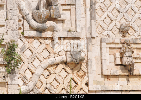 Détail, serpent sur le quadrilatère antiq palace, côté nord, site d'excavation de maya, Uxmal, Yucatan, Mexique, Amérique centrale Banque D'Images