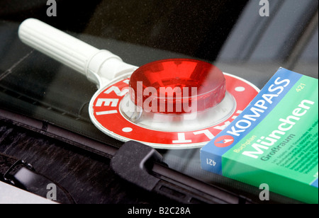 Signal d'arrêt de la police et de plan de ville réserve derrière le pare-brise d'une voiture garée, Munich, Bavaria, Germany, Europe Banque D'Images