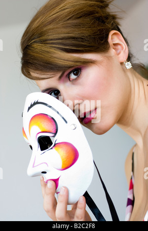 Jeune femme avec masque Banque D'Images