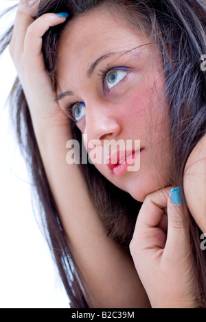 Portrait jeune femme, déchirant ses cheveux Banque D'Images