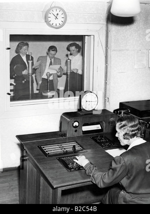 Chanteurs dans un studio d'enregistrement, photo historique, vers 1955 Banque D'Images
