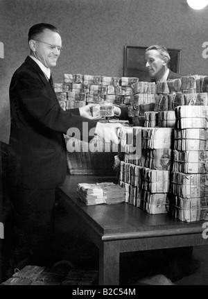 Les hommes accumulent de l'argent au cours de la réforme monétaire, photo historique, 21 juin 1948 Banque D'Images