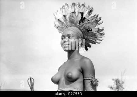 Femme africaine avec panache de plumes, photo historique, vers 1920 Banque D'Images