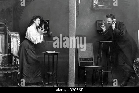 L'homme et de la femme au téléphone, photo historique, vers 1915 Banque D'Images