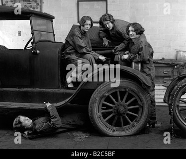 Fixation mécanique auto femelle d'une voiture, d'environ 1920 historique photo Banque D'Images