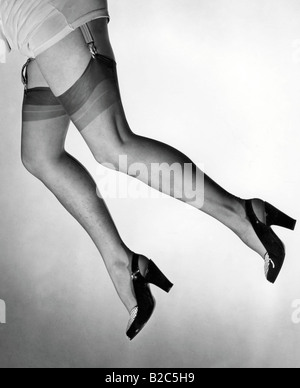 Les jambes de la femme, le flexible et les chaussures, photo historique d'environ 1940 Banque D'Images