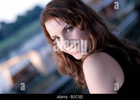 Cute brown-haired woman smiling Banque D'Images