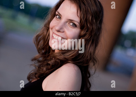 Cute brown-haired woman smiling Banque D'Images
