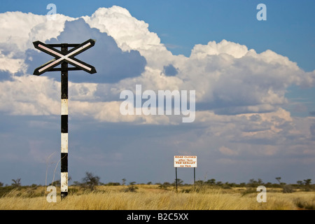 Croix d'avertissement en face d'un passage à niveau, panneau route fermée après 7 km, Namibie, Afrique Banque D'Images