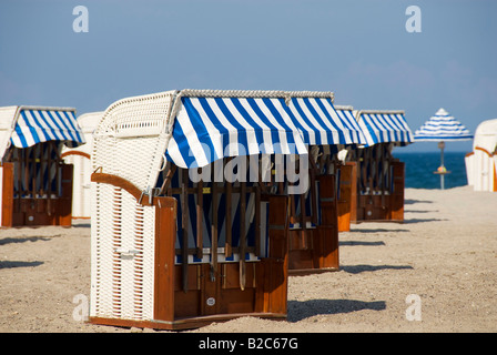 Chaises de plage en osier couvert vide, hors saison, la plage de Travemuende, Schleswig-Holstein, Allemagne, Europe Banque D'Images