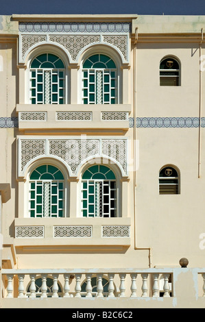 Characteristical façade arabe sur un immeuble moderne, Sur, Oman Banque D'Images