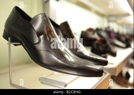 Chaussures en exposition dans un magasin de chaussures Banque D'Images