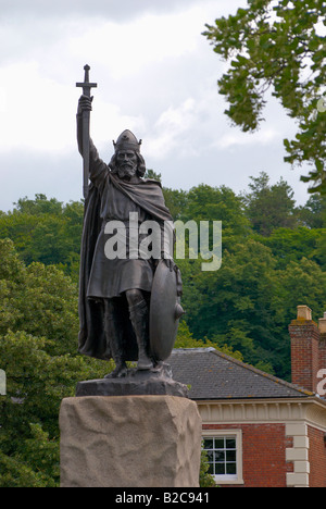 Statue du Roi Alfred le Grand (Aelfred) à l'extrémité orientale de l'Broadway, Winchester, Hampshire, Angleterre. Banque D'Images