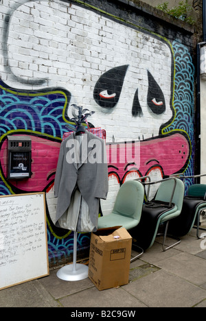 Gravure 'Candy' - 'Sweet Toof murale sur le mur de briques avec des chaises vintage et de costume, Londres Banque D'Images