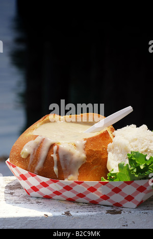 Clam Chowder dans un bol de pain au levain sur un quai de pêche en bois Banque D'Images