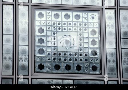 Dans la fenêtre de l'Institut du Monde Arabe à Paris Banque D'Images