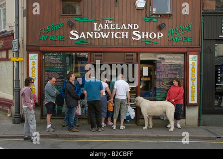 Dans la file d'attente avant de la Lakeland Sandwich Shop, Keswick, Parc National de Lake District, Cumbria, au nord de l'Angleterre, Grande-Bretagne, Europ Banque D'Images