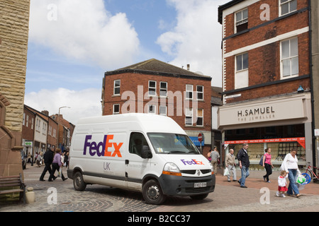 Blanc livraison FedEx van sur rue piétonne du centre commercial de la ville. Ormskirk Lancashire England UK Grande-Bretagne Banque D'Images