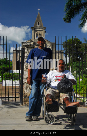 Les personnes handicapées en face de l'église Saint-Paul, La Romana, côte sud de la République dominicaine, Caraïbes, Amérique Latine Banque D'Images