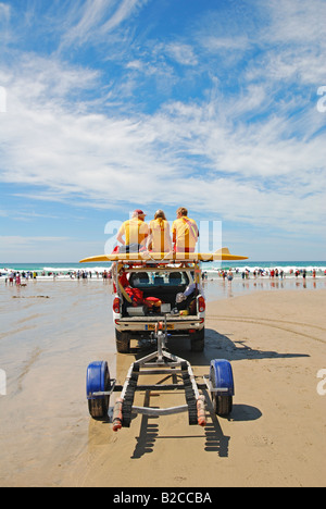 Trois lifeguard assis sur leur véhicule de sauvetage de regarder les gens dans la mer à rolvenden,cornwall,uk Banque D'Images