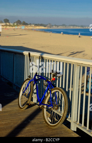 Beach Cruiser vélo style stationnée le long d'une balustrade à la plage près de la Promenade à Santa Cruz en Californie Banque D'Images