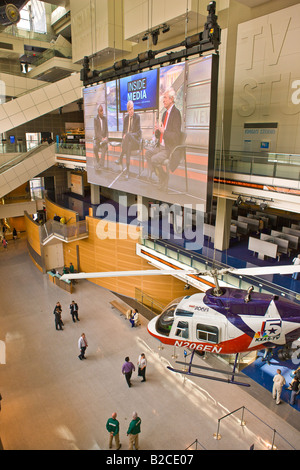 WASHINGTON DC USA Newseum un musée interactif de l'intérieur actualités actualités avec grand écran et les visiteurs de l'hélicoptère Banque D'Images