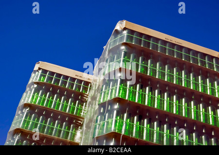 Énorme pile de bouteilles en verre vert dans une cave Banque D'Images