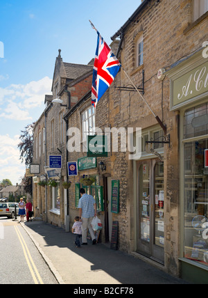 Shopping Un dimanche de juillet à Digbeth Street Stow on the Wold Banque D'Images