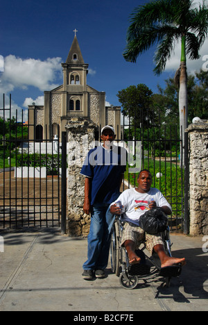 Les personnes handicapées en face de l'église Saint-Paul, La Romana, côte sud de la République dominicaine, Caraïbes, Amérique Latine Banque D'Images