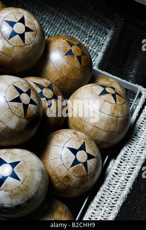 Boules de décoration en bois avec cinq étoiles dans un panier Banque D'Images