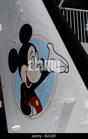 Image de Mickey Mouse sur la queue d'un avion à la société Disney Hollywood studios à Orlando la Floride Etats-Unis Banque D'Images