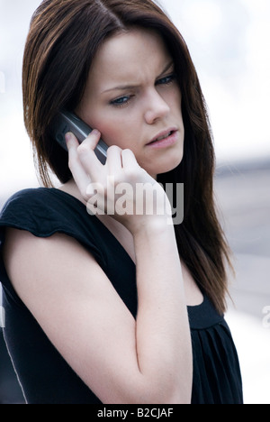 Jeune femme appelant à des Banque D'Images