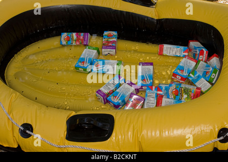 Boîtes de jus pour enfants dans un radeau d'augmentation de pression de suralimentation Banque D'Images